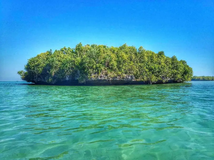 Island hopping speedboat tour through the islands of Tun Sakaran Marine Park, Semporna